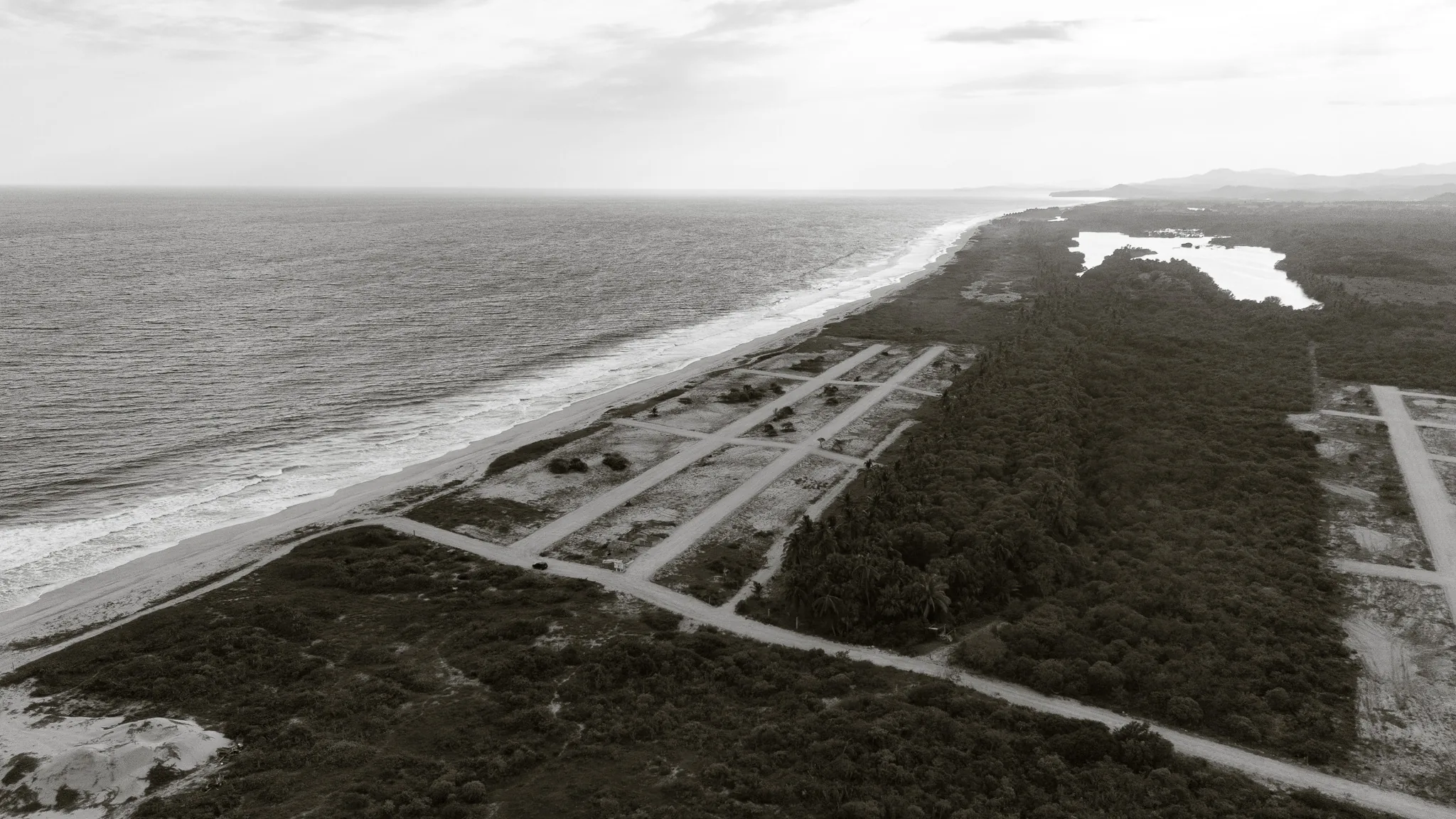 Vista aérea de La Reserva entre el océano Pacífico y la Laguna de Manialtepec