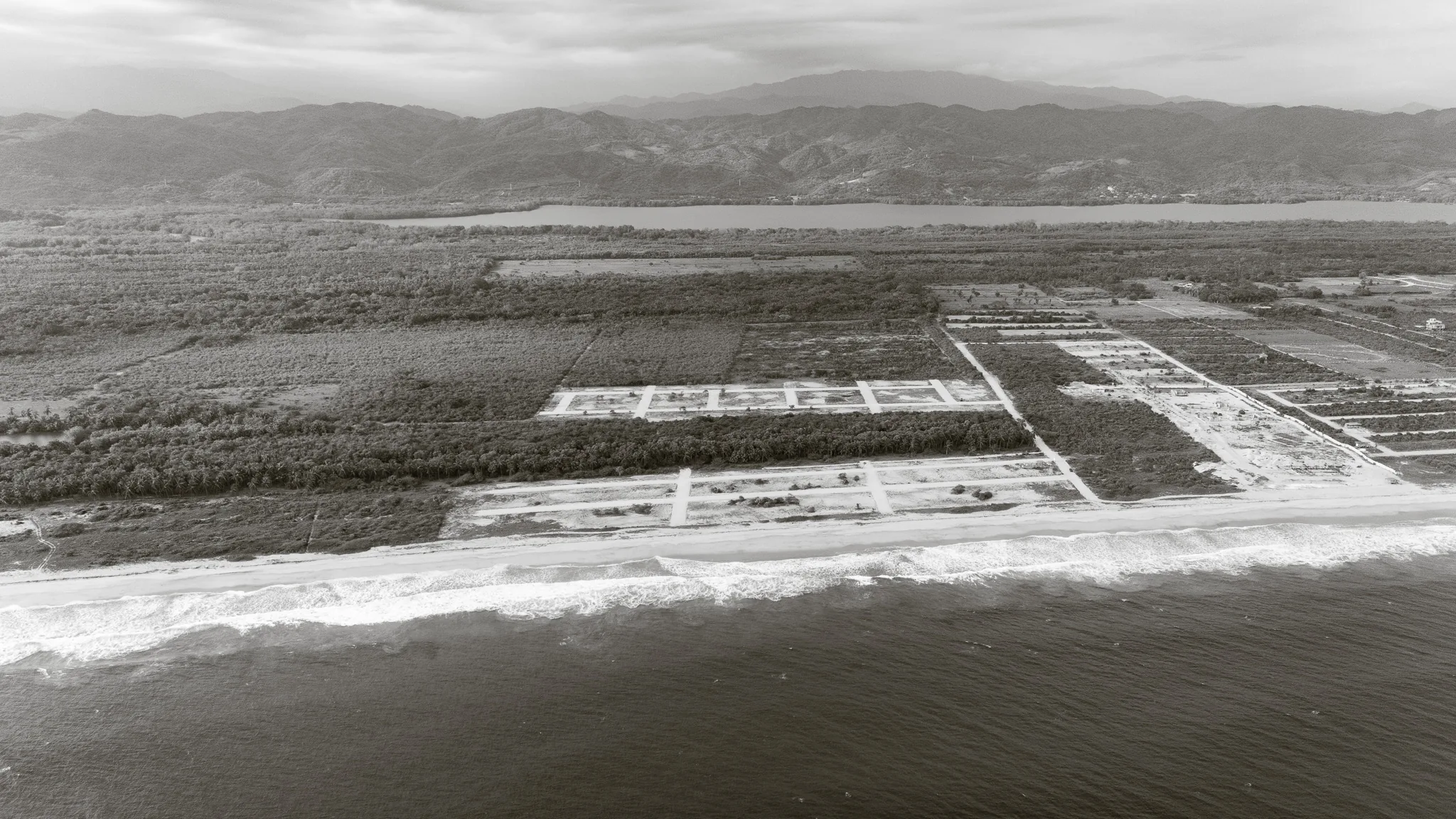 La costa, la laguna y la sierra al fondo